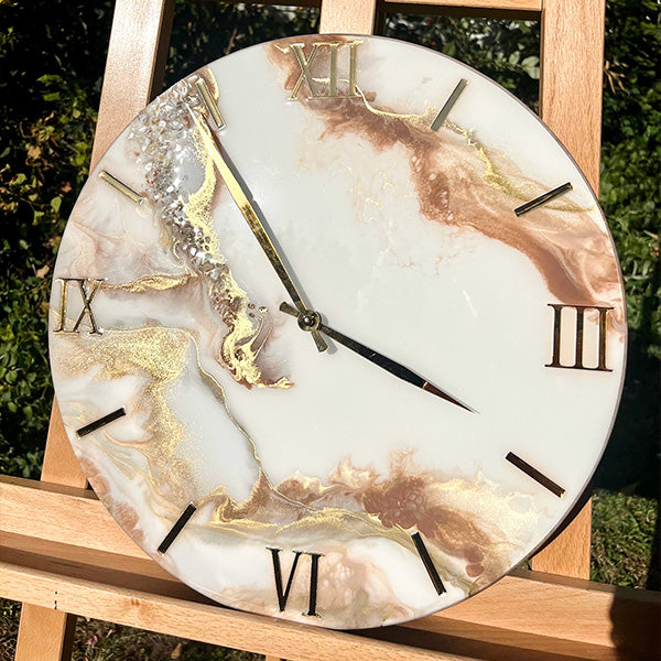 Elegant resin wall clock suitable for bedroom and living room